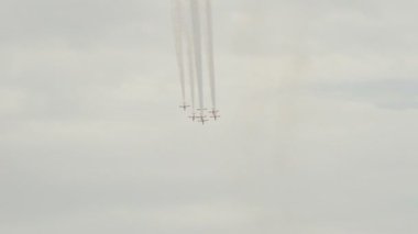 Uçan ve havada akrobasi gerçekleştirme uçak