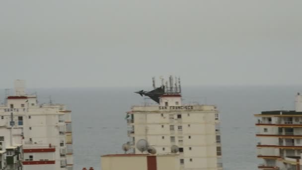 Aviones militares sobrevolando edificios un día nublado en exhibición aérea — Vídeos de Stock