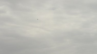 Bir şehir bir dalış yapmak ve Binalar üzerinde uçan askeri uçak