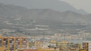 Askeri uçak bir hava gösterisi gerçekleştirme