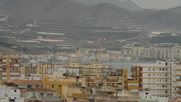 Aviones militares sobrevolando edificios un día nublado — Vídeos de Stock