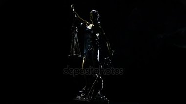 Bayan adalet rotasyon siyah arka plan üzerinde rakam duman ipliklerini ile