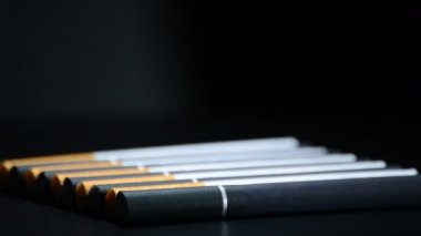 Siyah arka plan üzerine dönen Sigara