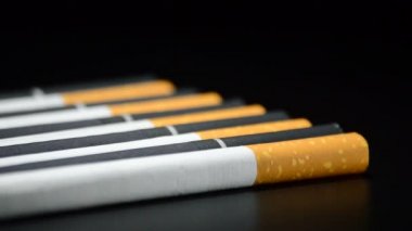 Tütün sigara üzerinde dönen siyah arka plan