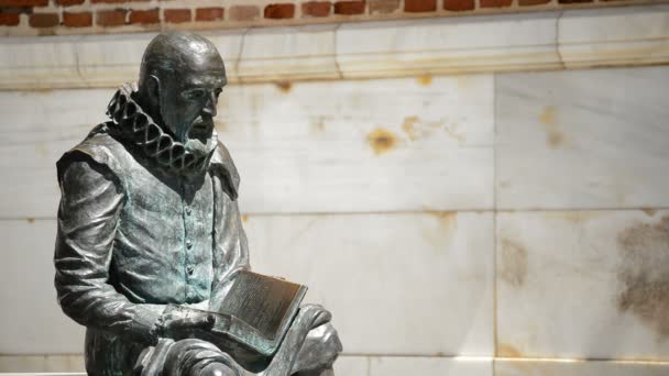 Sculpture de l'écrivain espagnol Miguel de Cervantes, auteur de Quichotte . — Video