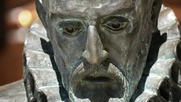 İspanyol yazar Miguel de Cervantes bir heykel, Don Kişot yazar'ın yüzü. — Stok video