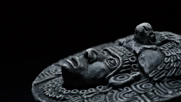 Skulptur i sten av ansiktet av antik konst sydamerikanska aztec, inca, olmeca — Stockvideo