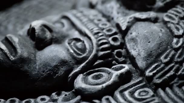 Escultura de piedra de la cara del arte antiguo sudamericano azteca, inca, olmeca — Vídeos de Stock