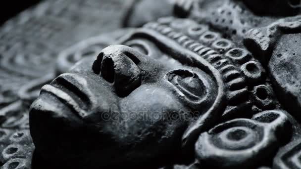 Escultura en piedra de la cara de arte mesoamericano antiguo sudamericano — Vídeos de Stock