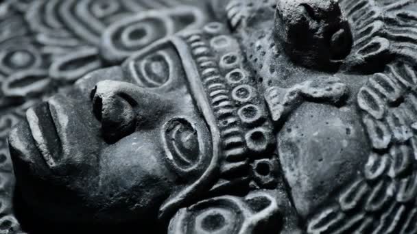 Stone sculpture van gezicht van oude kunst Zuidamerikaanse Azteken, inca, olmeca — Stockvideo