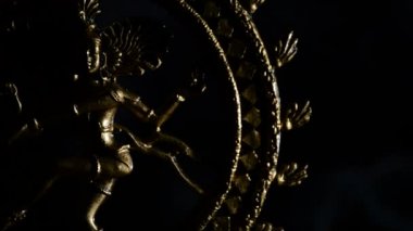 Shiva tanrısı siyah arka plan üzerine dönen Budist