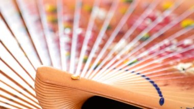 Ayrıntılı bir şekilde dekore edilmiş el fan dönüşümlü olarak