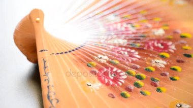 Çiçek gyrating ile dekore edilmiş ahşap el fan