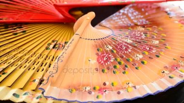 Çiçeklerle dekore edilmiş ve ahşap dönen yapılan geleneksel el fanlar