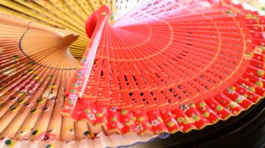 El fanlar gyrating çiçeklerle süslenmiş
