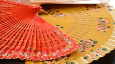 Çiçeklerle dekore edilmiş ve ahşap dönen yapılan el fan