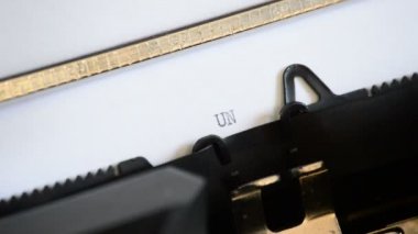 Eski bir el ile daktilo ile uygun olmayan yazarak