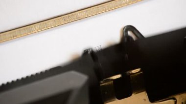 Eski bir el ile daktilo ile belgili tanımlık kelime teşekkür yazmaya