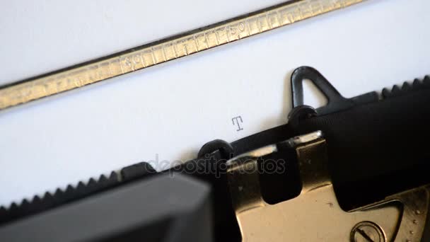 Dactylographier le message à suivre avec une vieille machine à écrire manuelle 