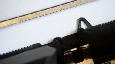 Eski bir el ile daktilo ile uygun sözcük yazma