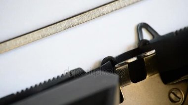 Eski bir el ile daktilo ile basın açıklaması ifade yazarak