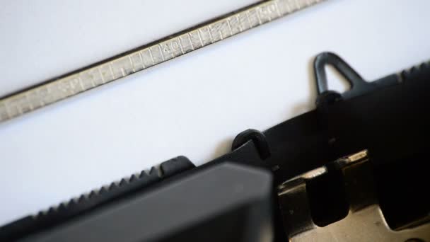 CV de dactylographie avec une vieille machine à écrire manuelle 