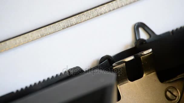 Saisie de l'expression Communiqué de presse avec une vieille machine à écrire manuelle 