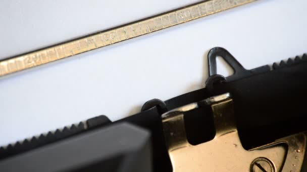 Dactylographier l'expression Deuxième partie avec une vieille machine à écrire manuelle 