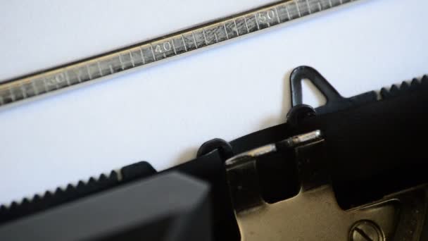 Dactylographier l'expression Première partie avec une vieille machine à écrire manuelle 