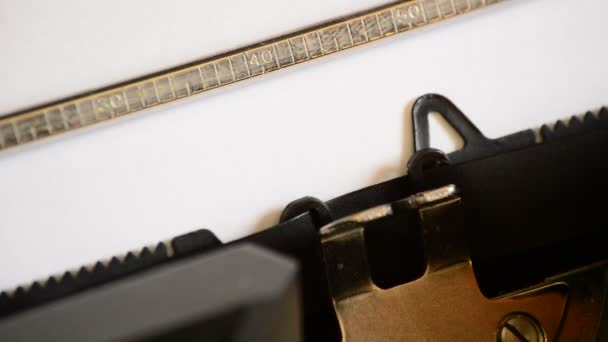 Tapez le mot Ouvrir avec une vieille machine à écrire manuelle 