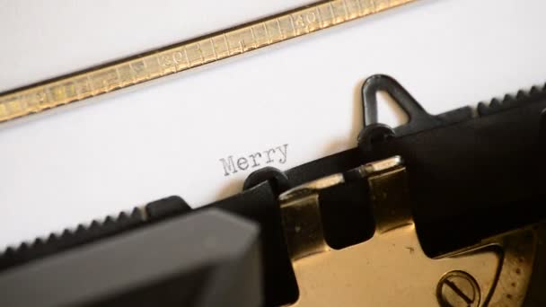 Typing the expression Merry Christmas with exclamations signs in a old manual typewriter — Stock Video