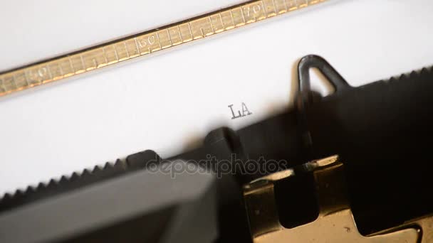 古い手動タイプライターで式の最後に、遺言を入力します。 — ストック動画
