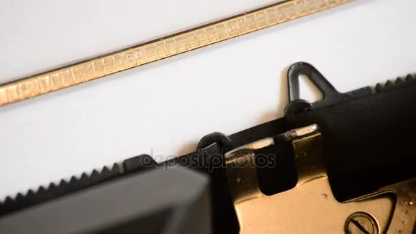 Saisie du mot Index dans une vieille machine à écrire manuelle 