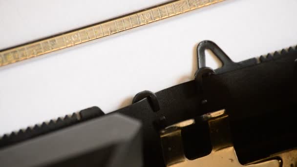 Dactylographier l'expression Happy Mothers Day avec une vieille machine à écrire manuelle 