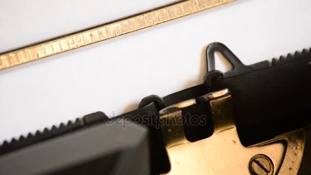 Taper l'expression Bonjour avec une vieille machine à écrire manuelle 