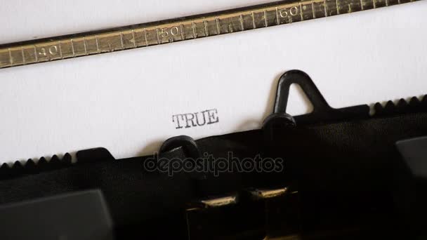 Введення слова TRUE зі старою ручною друкарською машинкою — стокове відео