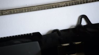 Word kuralları ile eski bir el ile Daktilo yazmak