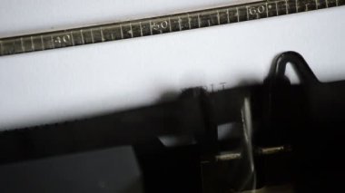 Eski bir el ile daktilo ile yayımlama sözleşme ifade yazarak