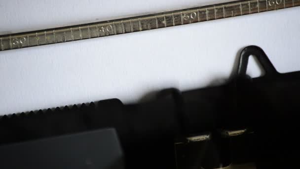 Taper le mot DÉCLARATION avec une vieille machine à écrire manuelle — Video
