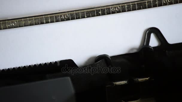 Digitando a palavra NOSSAS REGRAS com uma velha máquina de escrever manual — Vídeo de Stock