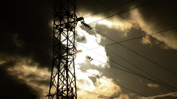 Tour électrique haute tension dans l'obscurité claire au coucher du soleil une journée nuageuse dans timelapse — Video