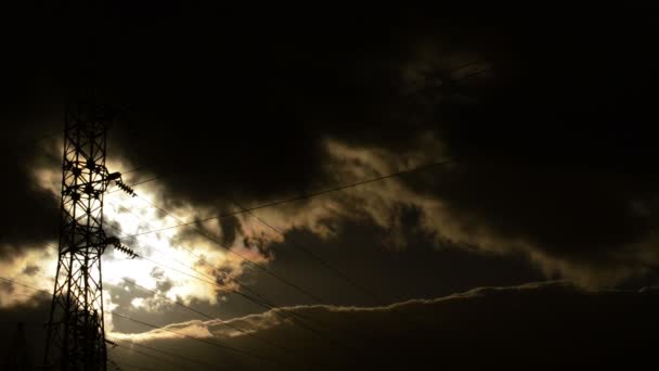 在一个多云的日子，在游戏中时光倒流日落高电压电塔 — 图库视频影像