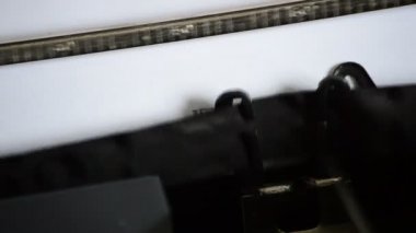 Asla daha eski bir el ile daktilo ile ifade yazarak