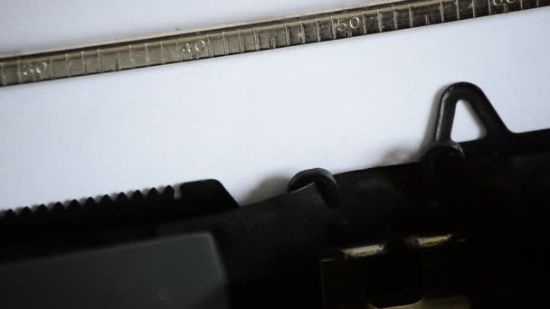 用一台旧的手动打字机同上打字一词 — 图库视频影像