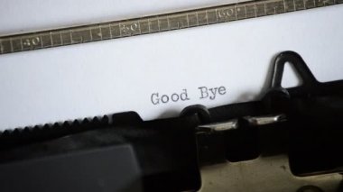 Eski bir el ile daktilo ile güle güle ifade yazarak