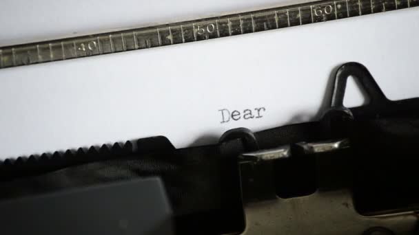 Πληκτρολογήσετε τη φράση Αγαπητέ Αϊ Βασίλη με μια παλιά χειροκίνητη γραφομηχανή — Αρχείο Βίντεο