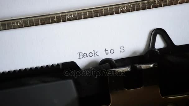 Digitando a expressão Back to School:) com uma velha máquina de escrever manual — Vídeo de Stock
