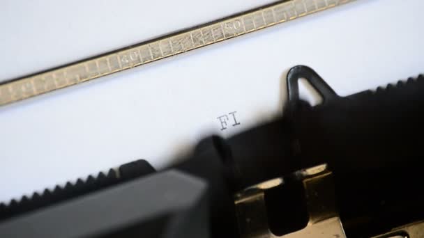 Saisie de l'expression Chapitre final avec une ancienne machine à écrire manuelle 