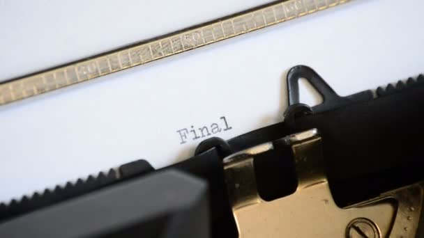 Digitando a expressão Capítulo Final com uma velha máquina de escrever manual — Vídeo de Stock