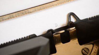 İfade yazarak çıkmak eski bir el ile daktilo ile